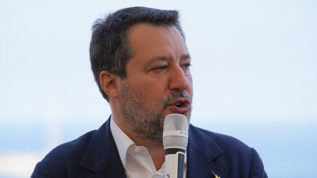 Salvini: 'Al lavoro per rivedere i rinnovi della patente per età' - Notizie