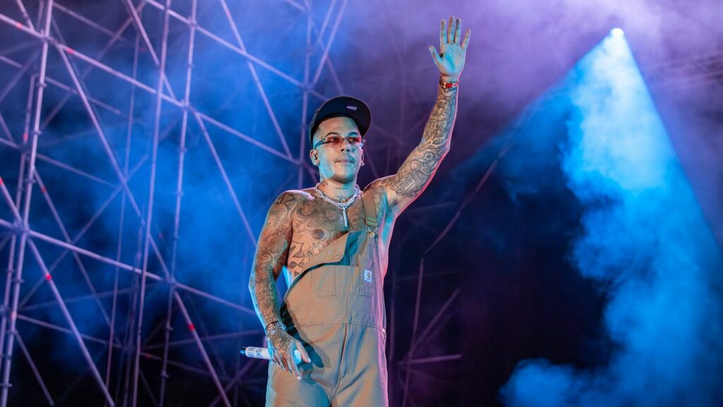 Sfera Ebbasta lascia il palco e ferma il concerto dopo la rissa fra il pubblico: «Siete dei babbi, non sapete divertirvi» Vanity Fair Italia