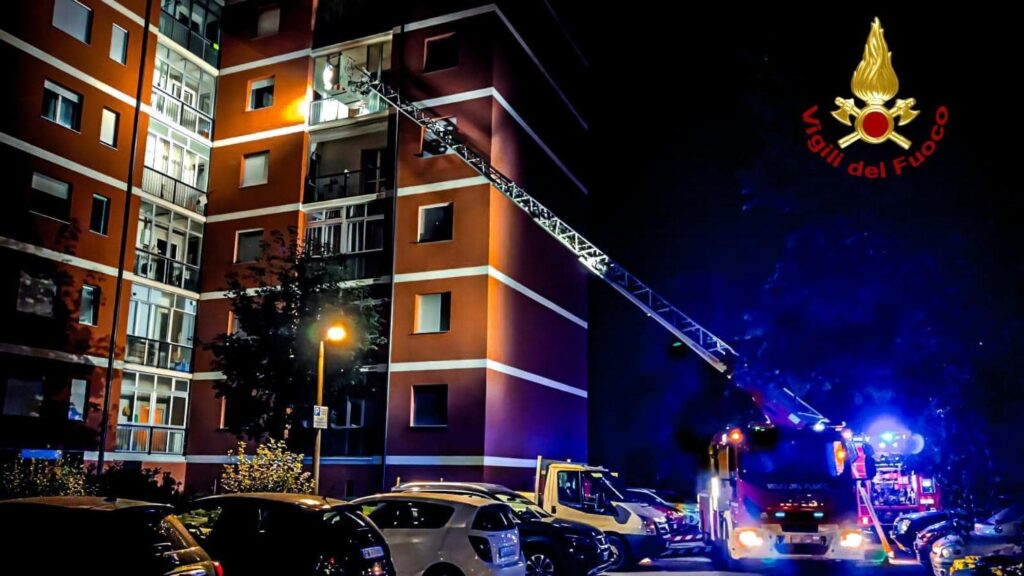 Si uccide dando fuoco al suo alloggio, i pompieri evitano la strage nel palazzo di 10 piani