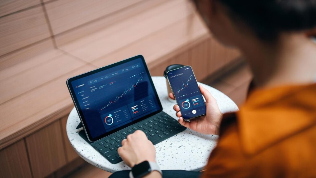 Smartphone re del digital banking. Otto italiani su 10 ci controllano il conto, bonifici per 7 su 10 Smartphone re del digital banking. Otto italiani su 10 ci controllano il conto, bonifici per 7 su 10