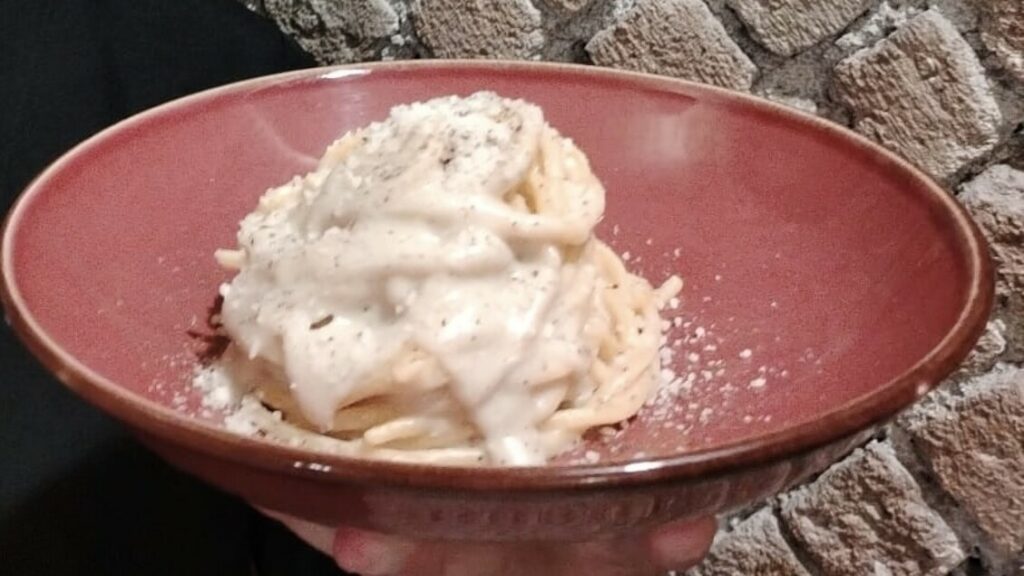 Spaghetti cacio e pepe 'con burro e parmigiano', poi la Bbc corregge la ricetta - In breve