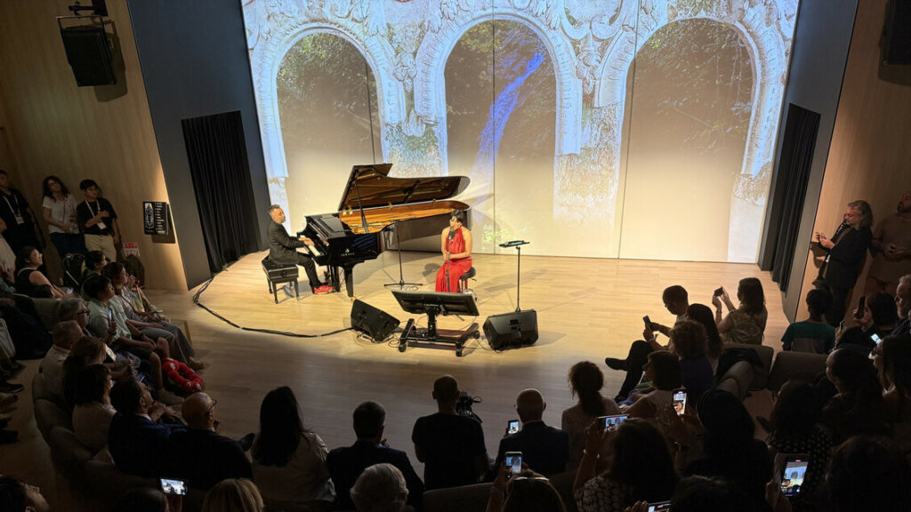 Standing ovation per Arisa, fa emozionare il Padiglione Italia - Musica