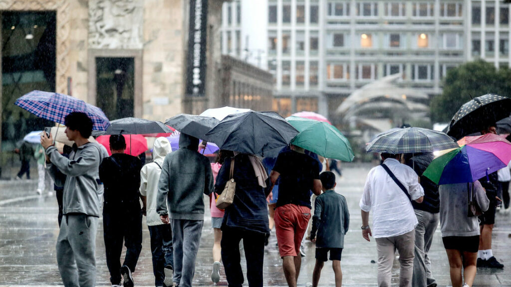 Temporali intensi a partire da Nordovest, l'afa persiste al Sud. Pioggia su Milano, è allerta arancione - Notizie