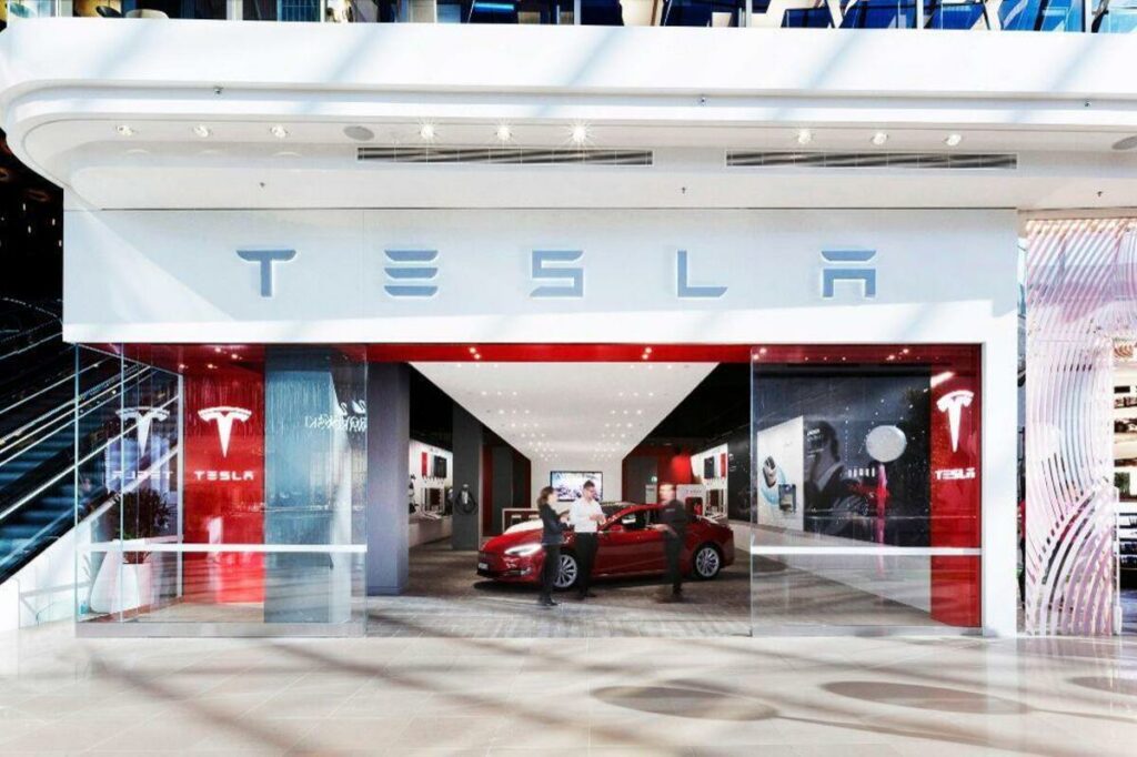 Tesla: non solo auto elettriche, in Europa potrebbe vendere energia elettrica a prezzi concorrenziali - Elettrico