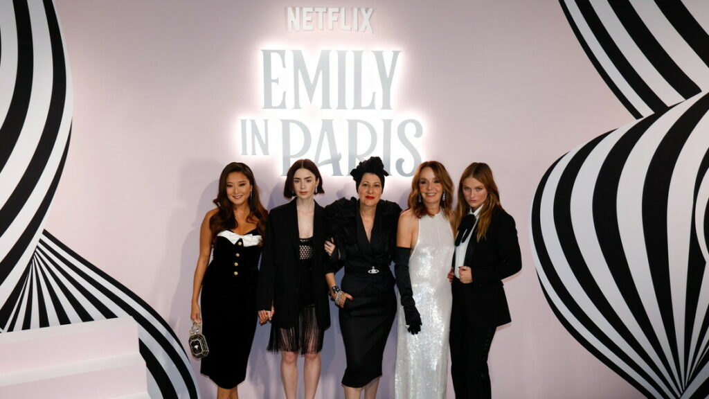 Tragedia sul set di Emily in Paris, muore un assistente regia - Cinema