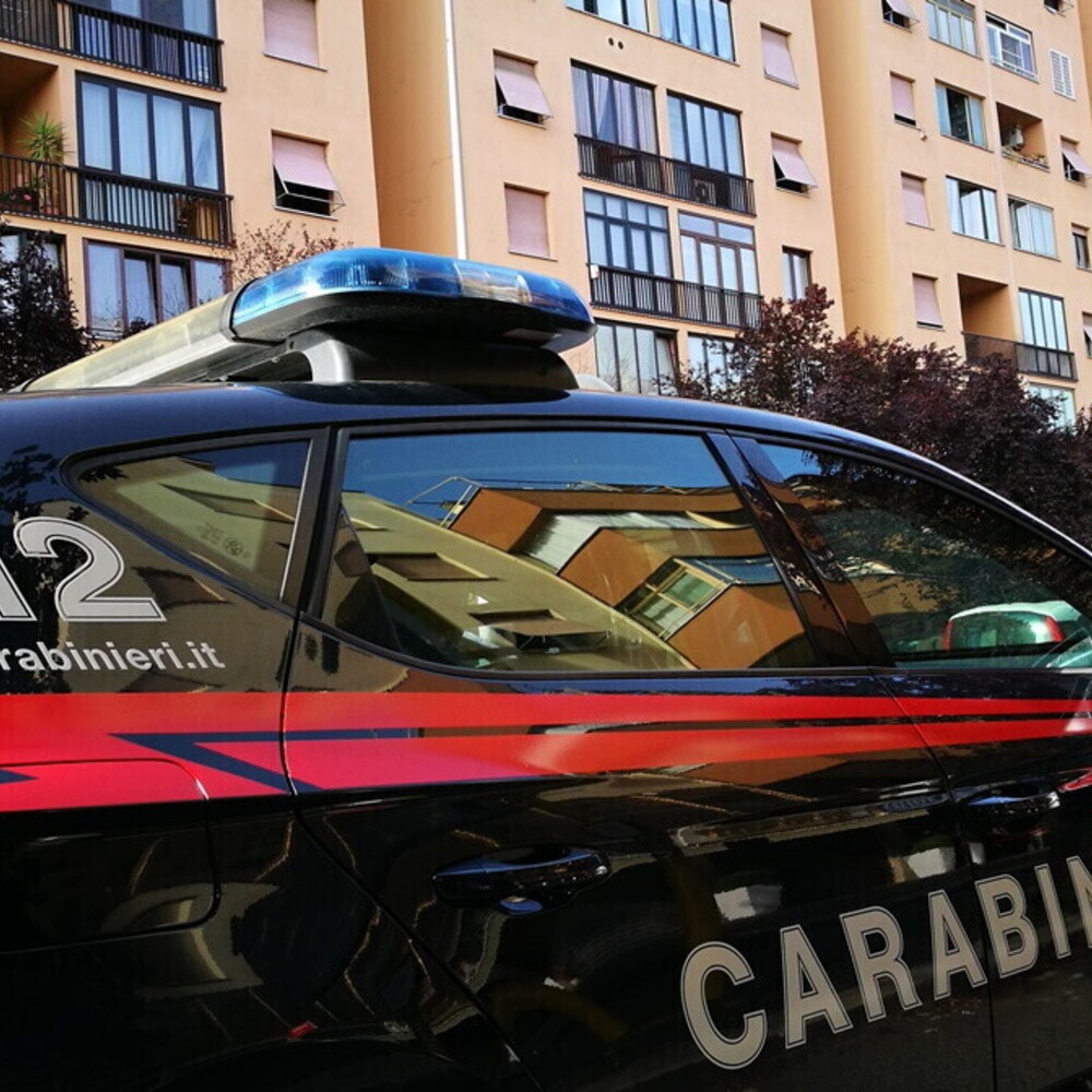 Trovato morto davanti al pc con una maschera antigas sul volto Trovato morto davanti al pc con una maschera antigas sul volto