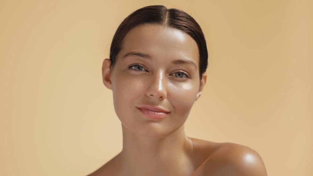 Trucco estivo, come realizzarlo in modo naturale (e senza fondotinta)