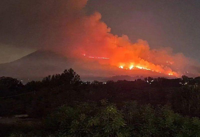 Vast wildfire rages on Mount Vesuvius volcano in Italy Vast wildfire rages on Mount Vesuvius volcano in Italy