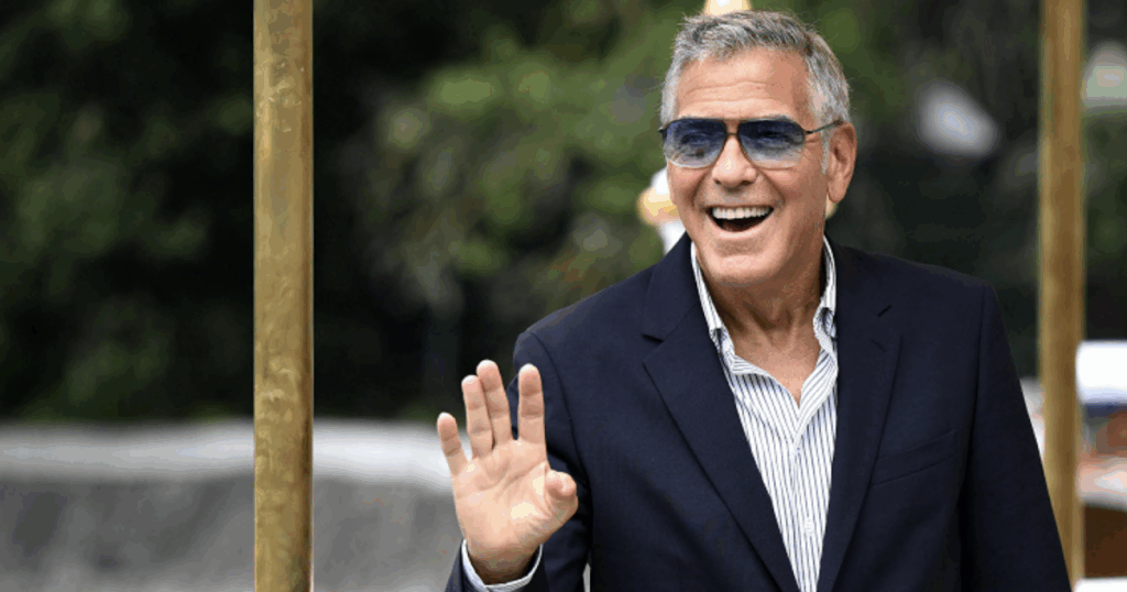Venezia 2025, l’autogol micidiale di George Clooney nel film “Jay Kelly”. E il divo del cinema diserta la conferenza stampa a causa “di una grave sinusite” Venezia 2025, l'autogol micidiale di George Clooney nel film "Jay Kelly". E il divo del cinema diserta la conferenza stampa a causa "di una grave sinusite"