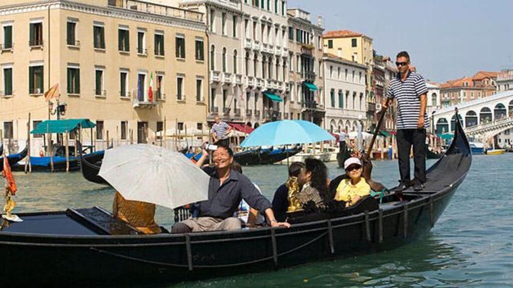 Venezia, l’assalto dei turisti ai traghetti gondola a due euro. I residenti: così ci rimettiamo noi