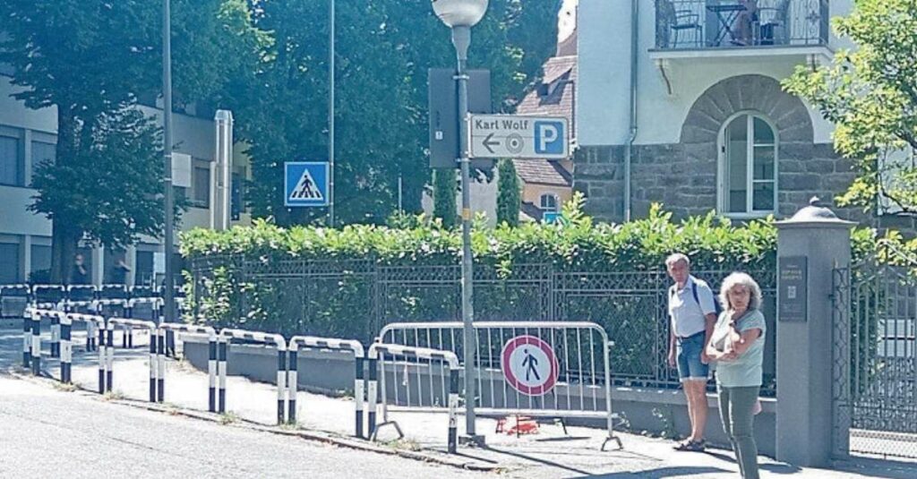 Via Wolf, il marciapiede resta ancora chiuso - Cronaca