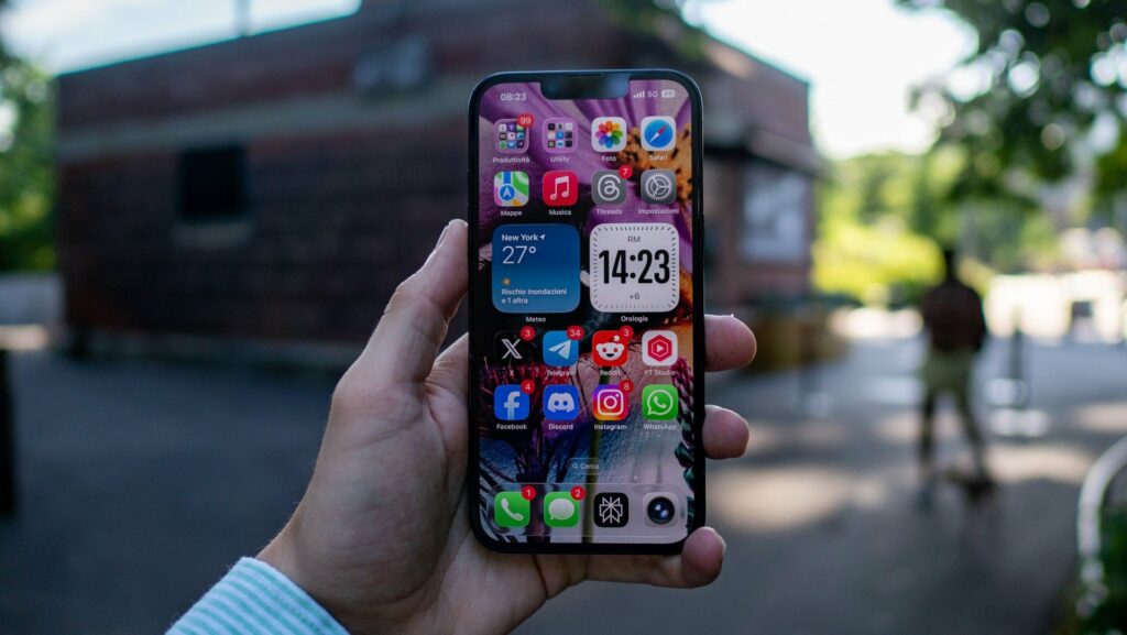 Vivere con un un iPhone 13 Nel 2025 Con iOS 26: La Nostra Esperienza in viaggio | Video