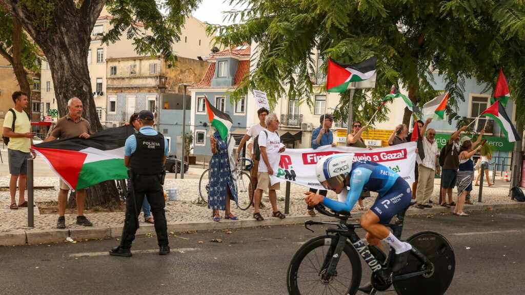 Vuelta: Crono squadre; manifestanti Pro Pal bloccano Israel Tech - Ciclismo