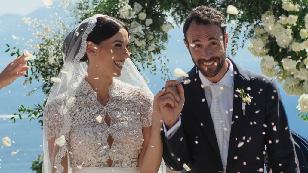 Alessio Vassallo si è sposato, il matrimonio con Ginevra Pisani a Napoli davanti agli «amici e parenti che hanno resistito al tempo»