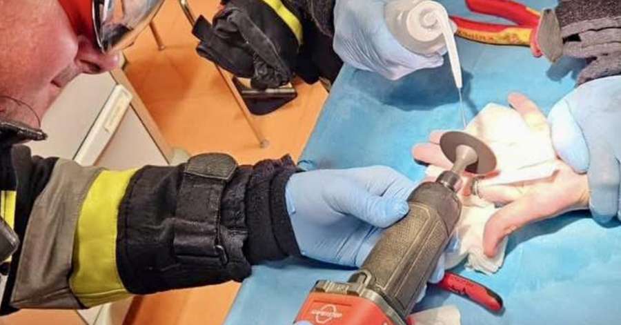 Anello incastrato su un dito gonfio: intervengono i vigili del fuoco – Bressanone Anello incastrato su un dito gonfio: intervengono i vigili del fuoco - Bressanone