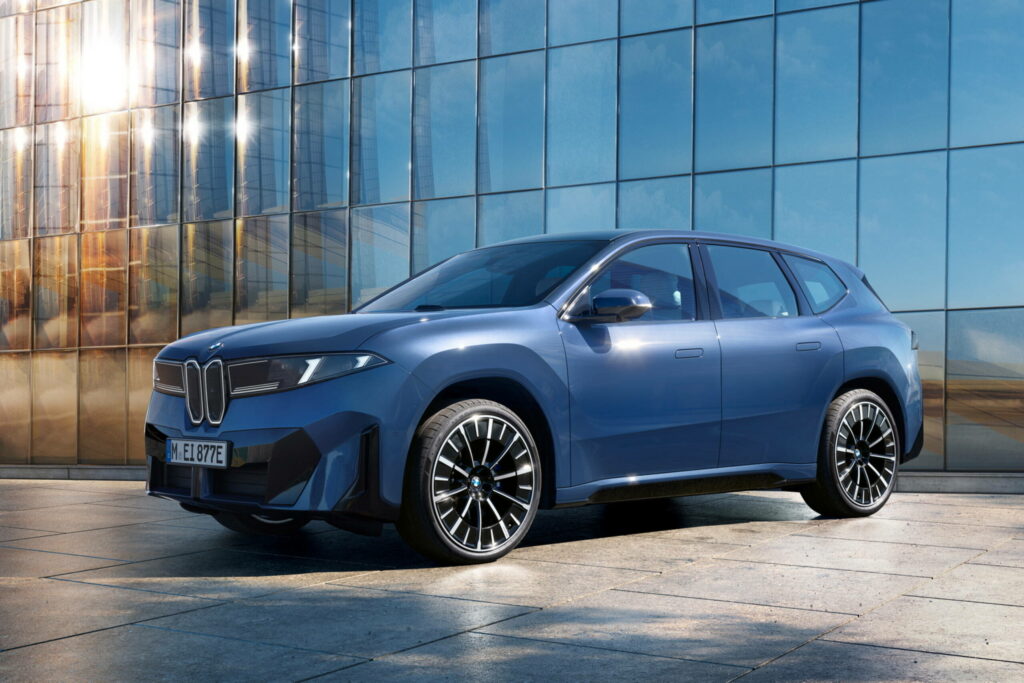 BMW iX3: look monolitico e interni hi-tech