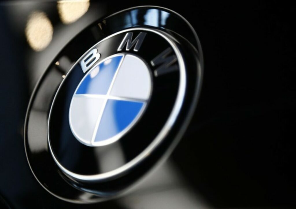 BMW richiama centinaia di migliaia di auto: rischio incendio, “parcheggiate all’aperto fino alla riparazione” - News
