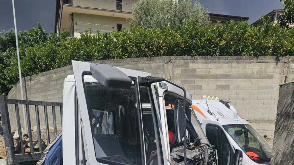 Camion investe operai mentre lavorano, un morto e due feriti - Notizie
