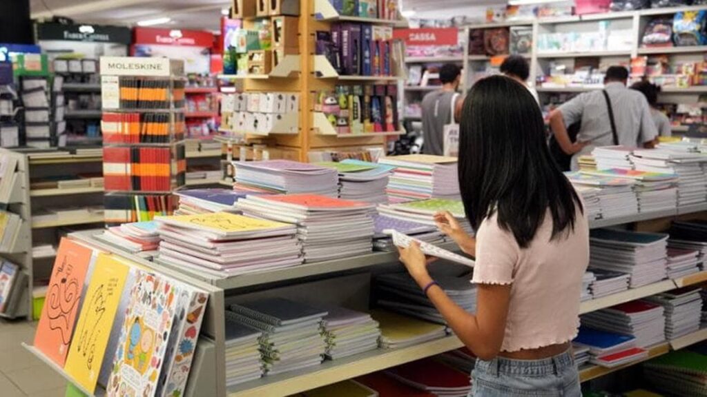 Caro scuola, il Pd contro il governo: “Fugge dalla realtà, i libri siano gratuiti”