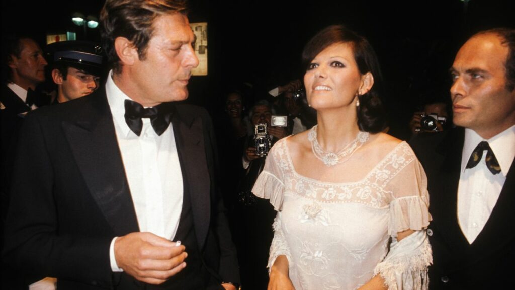 Claudia Cardinale, il figlio nascosto, gli amori proibiti e la libertà conquistata: «Il tempo non mi ha cambiata. Ero e resto sempre indomabile» Vanity Fair Italia