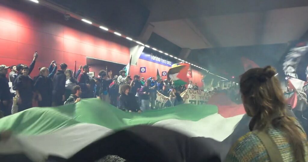 Corteo pro Gaza a Torino, manifestanti occupano binari a Porta Susa: treni sospesi | Il Fatto Quotidiano