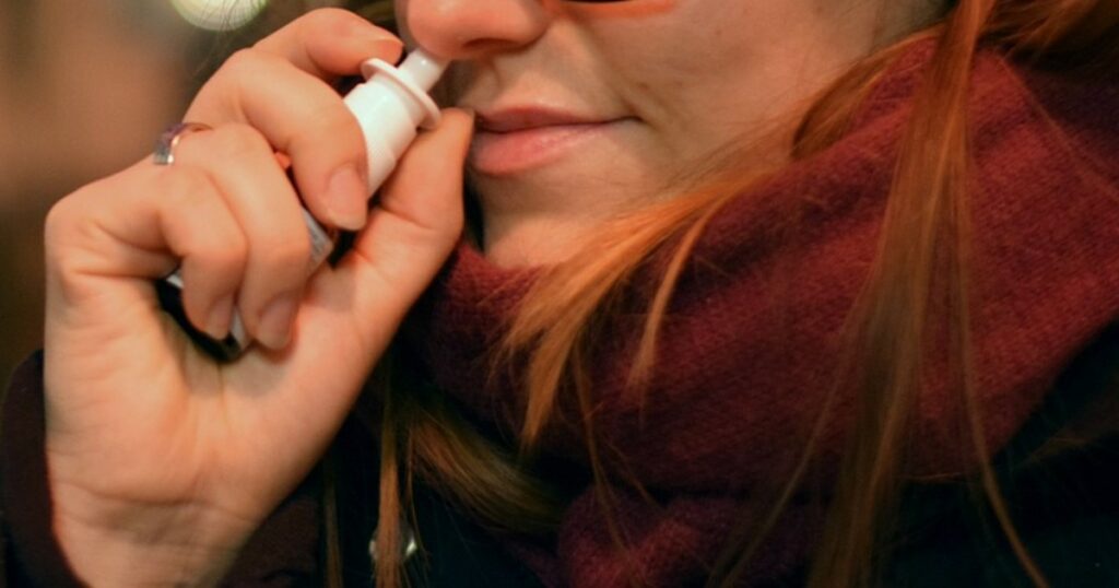 Covid, spray nasale riduce il contagio: lo studio tedesco