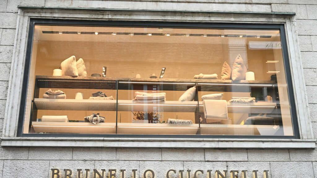 Cucinelli sotto attacco degli hedge fund, crolla in borsa - Notizie