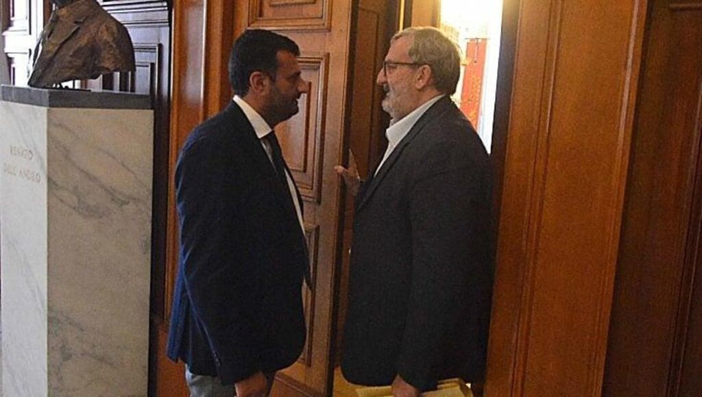 Decaro ed Emiliano, i due litiganti insieme per la pace: la piazza pd per Gaza prova a unirli Decaro ed Emiliano, i due litiganti insieme per la pace: la piazza pd per Gaza prova a unirli