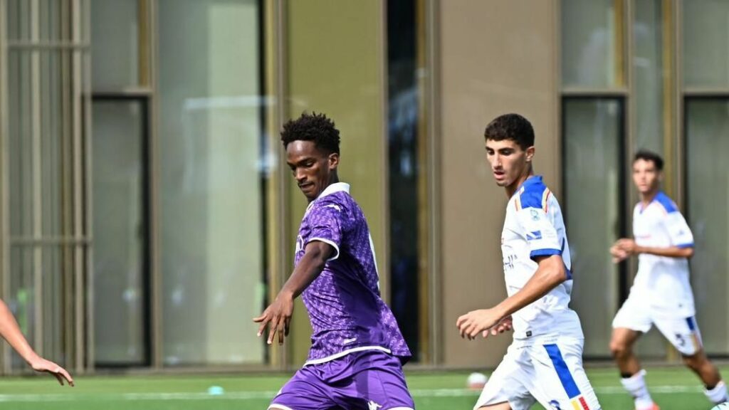 Emergency premia il calciatore Bassidy Sanogo, salvato nella prima missione nel Mediterraneo: «In prigione in Libia ho visto morire persone accanto a me, avrei potuto essere al loro posto» Emergency premia il calciatore Bassidy Sanogo, salvato nella prima missione nel Mediterraneo: «In prigione in Libia ho visto morire persone accanto a me, avrei potuto essere al loro posto»
