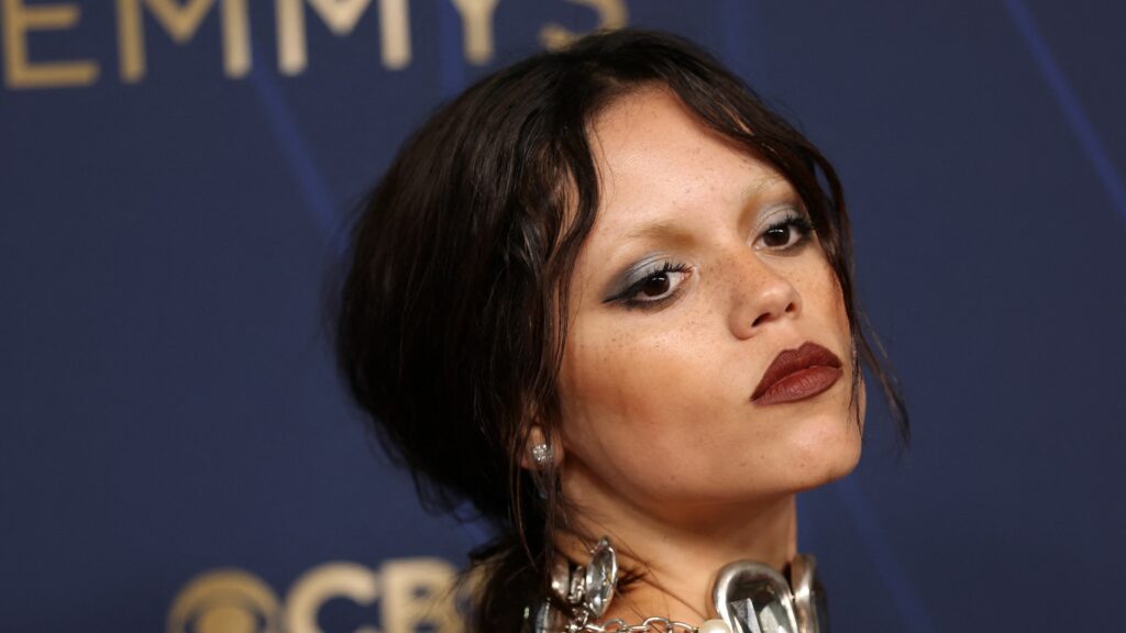 Emmy Awards 2025: Jenna Ortega dalle vampire lips e le pagelle dei beauty look