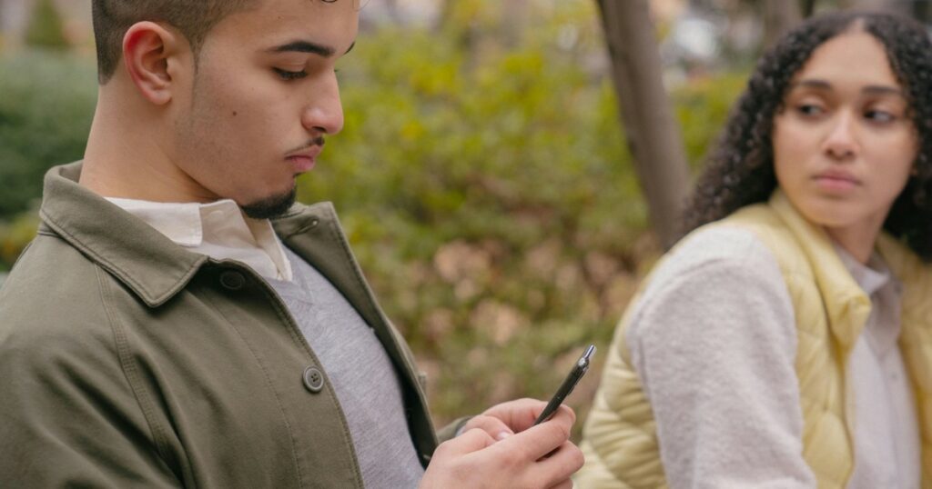 "Fammi leggere i messaggi", il fidanzato si rifiuta e lei lo accoltella al petto uccidendolo