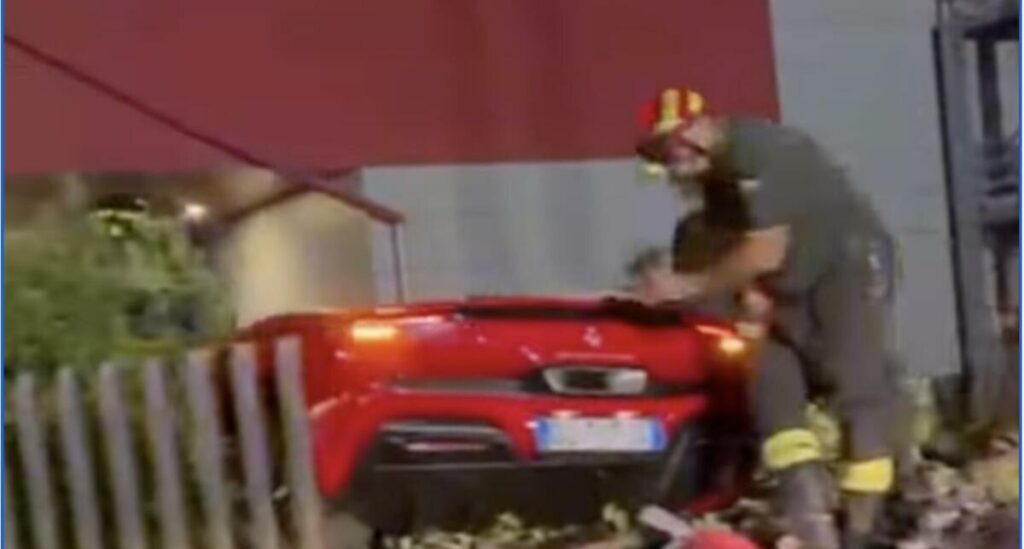 Ferrari 296 contro rotonda: quando 830 cavalli non bastano per girare a sinistra - News