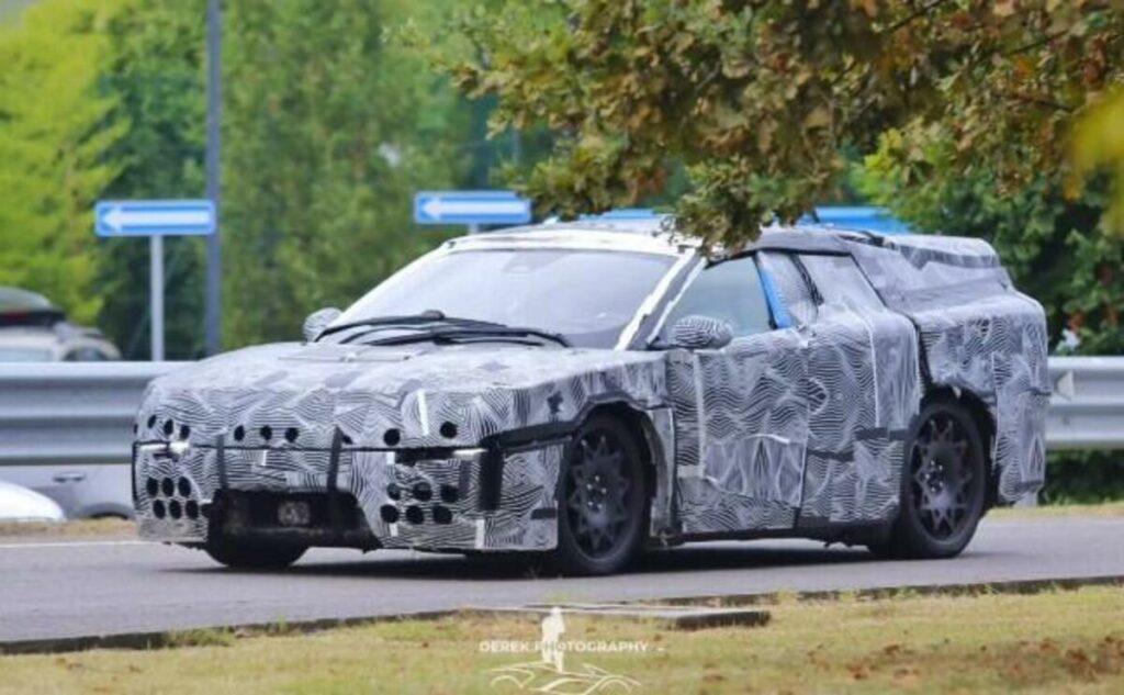 Ferrari Elettrica avvistata a Maranello: il primo prototipo è pesantemente camuffato [Foto Spia] - Elettrico