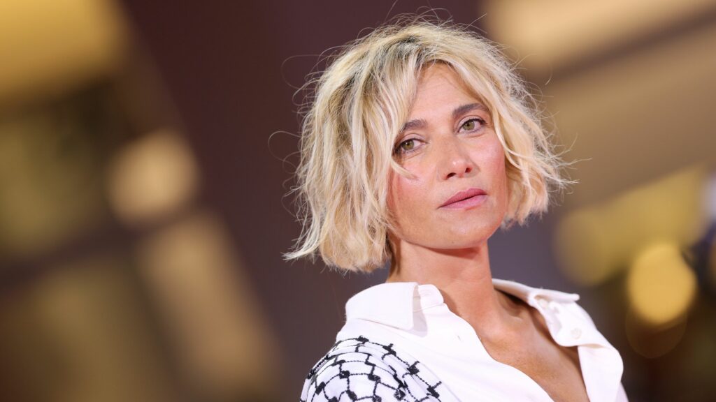 Festival del Cinema di Venezia 2025: Anna Foglietta, biondissima e irriconoscibile, con wavy bob e minimo make-up e le pagelle dei beauty look del nono red carpet