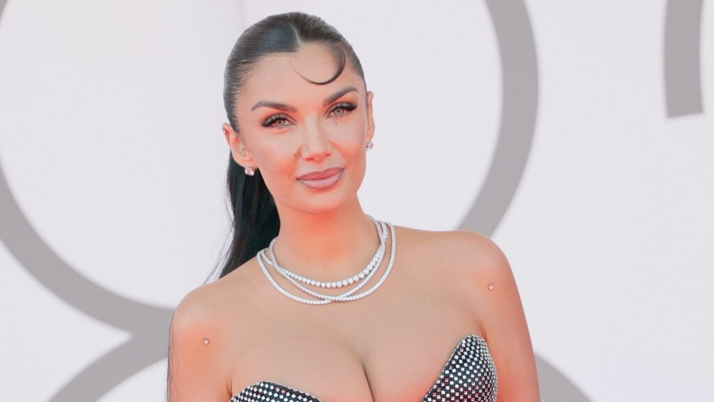 Festival del Cinema di Venezia 2025: Elettra Lamborghini, regina delal riccanza, con toasty make-up, dallop bangs e coda da sirena e le pagelle dei beauty look sul settimo red carpet