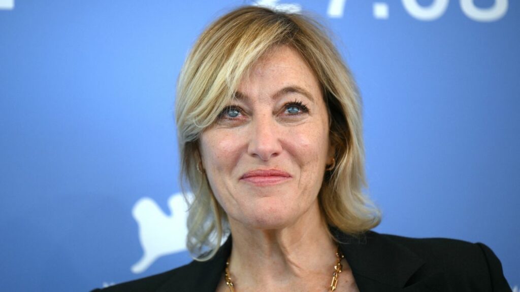 Festival di Venezia 2025, Valeria Bruni Tedeschi alla conferenza stampa di Duse Vanity Fair Italia