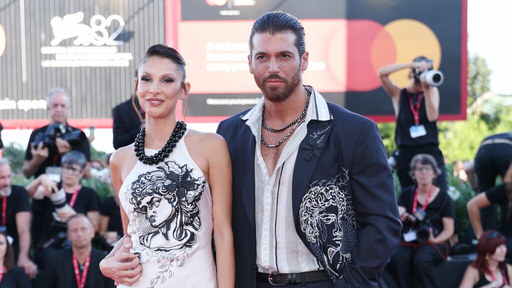 Festival di Venezia 2025, è la serata dei look di coppia. Da Barbara Ronchi e Valeria Golino a Sara Blumae e Can Yaman