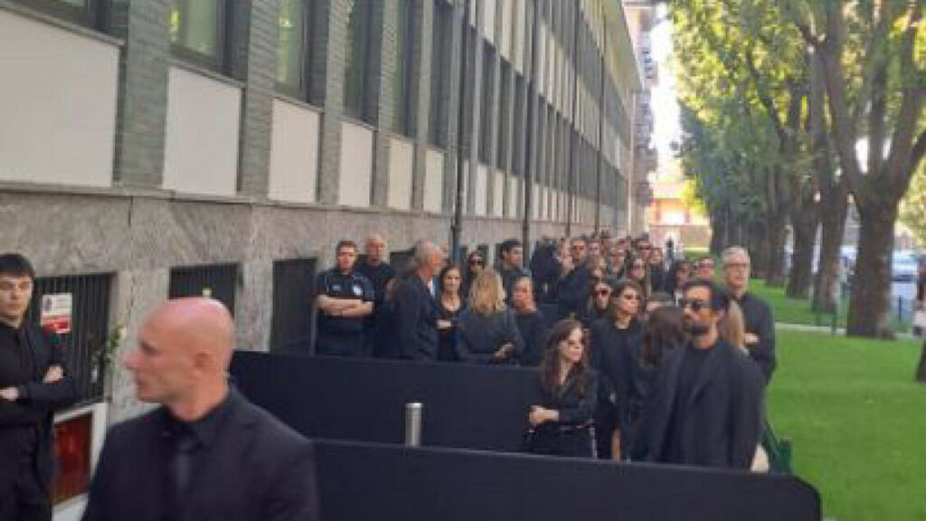 'Fieri e grati', l'omaggio ad Armani dei dipendenti - Notizie