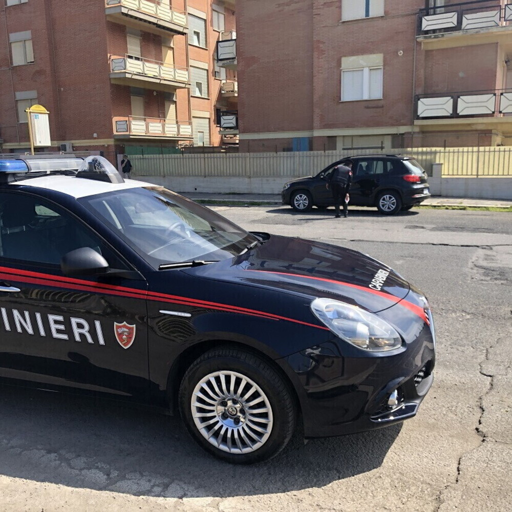 Finto carabiniere si fa consegnare 180mila euro di gioielli Finto carabiniere si fa consegnare 180mila euro di gioielli