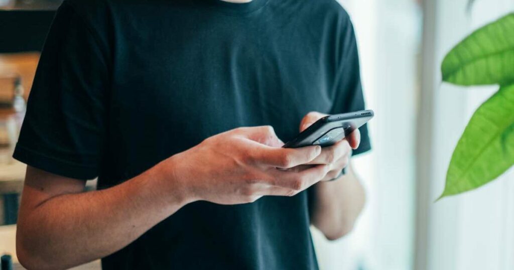 "Flora" è la nuova truffa telefonica che instaura una relazione con la vittima fino a estorcerle denaro