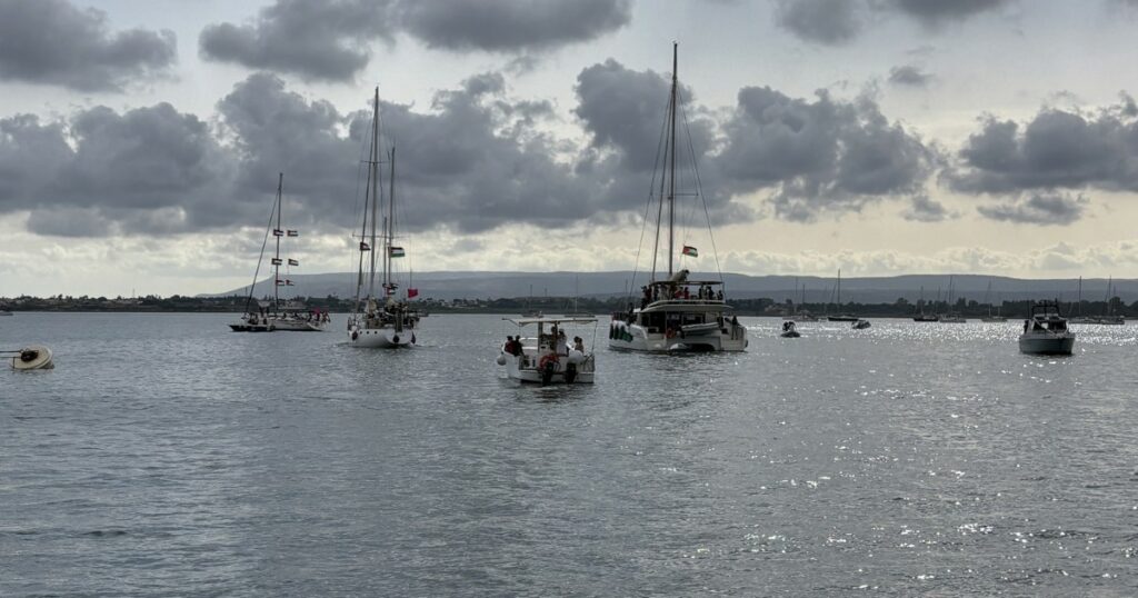 Flotilla, la vita sospesa in attesa della partenza e l’aiuto dei pescatori e dei ragazzi di Porto Palo Flotilla, la vita sospesa in attesa della partenza e l’aiuto dei pescatori e dei ragazzi di Porto Palo