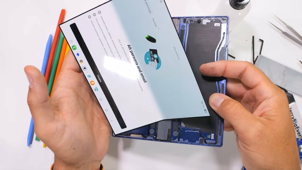 Galaxy Z Fold7 Struno: Jerryrig Riesce Nella'impresa Impossibile