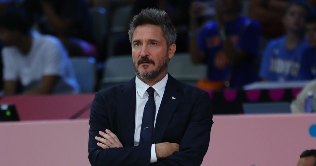 Gianmarco Pozzecco lascia l'Italbasket in lacrime dopo eliminazione agli Europei: "Decisione mia"
