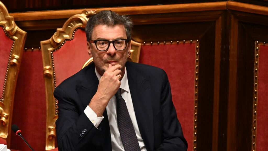 Giorgetti: 'I datori facciano la loro parte, aumentino i salari' - Notizie