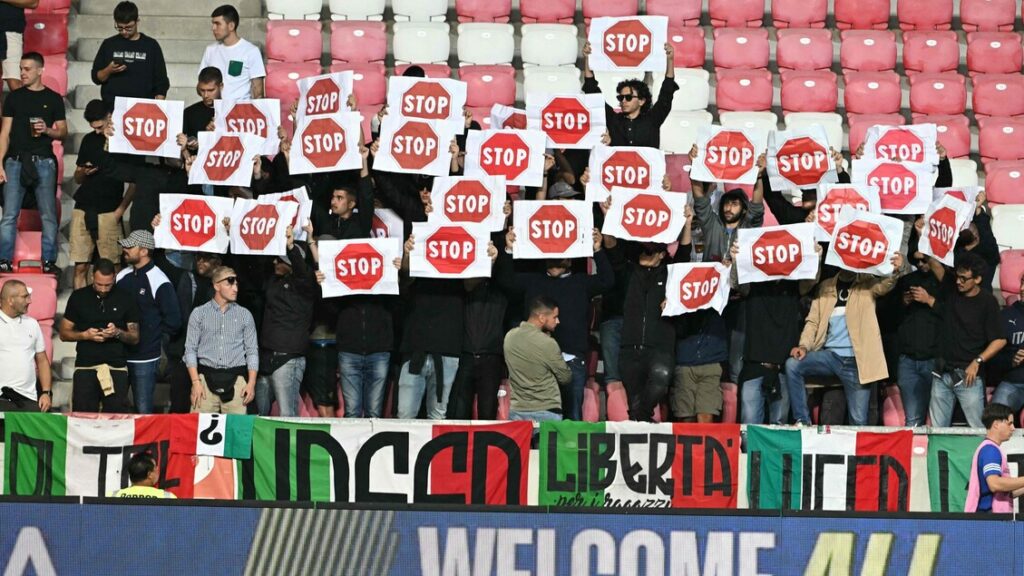 Gli ultras dell'Italia voltano le spalle alla bandiera di Israele durante l'inno - Notizie