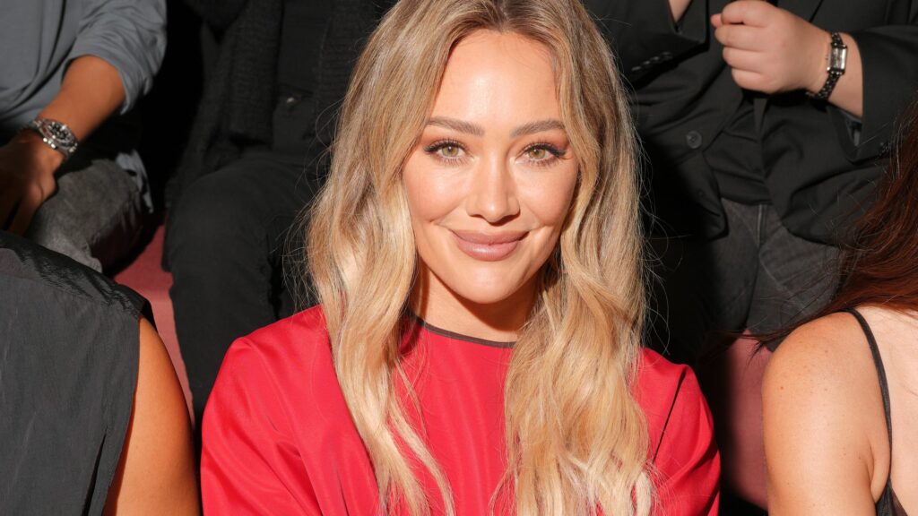 Hilary Duff che dopo quasi 10 anni sceglie Milano per tornare a una Fashion Week