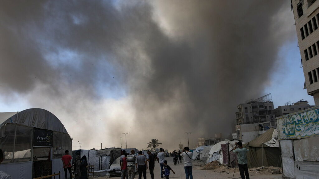 Idf sferza Gaza City, raid su tende e una scuola-rifugio. Ultimatum di Trump ad Hamas. La replica: 'pronti a trattare' - Medio Oriente