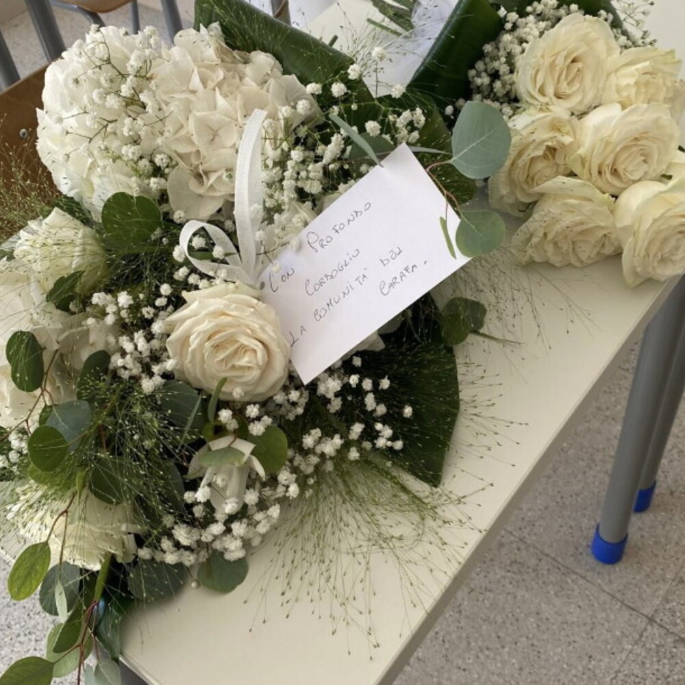 Il banco vuoto, i fiori bianchi: Andria piange Nicola, il rider 18enne morto mentre consegnava pizze Il banco vuoto, i fiori bianchi: Andria piange Nicola, il rider 18enne morto mentre consegnava pizze