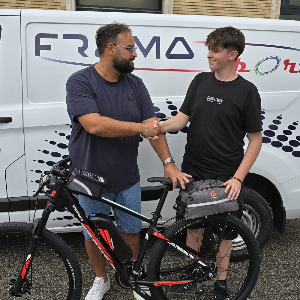 Imprenditore regala una bici elettrica a Lorenzo, derubato del mezzo per andare a scuola Imprenditore regala una bici elettrica a Lorenzo, derubato del mezzo per andare a scuola