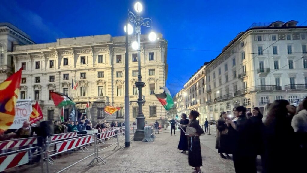 In piazza Scala la moda e i pro Gaza uniti per un momento - Moda